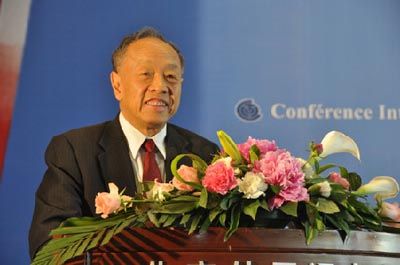 中国翻译协会会长李肇星在开幕式中致辞